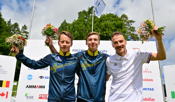 Simon o Viktor Svensk p pallen p medeln. Foto: Svensk orientering.